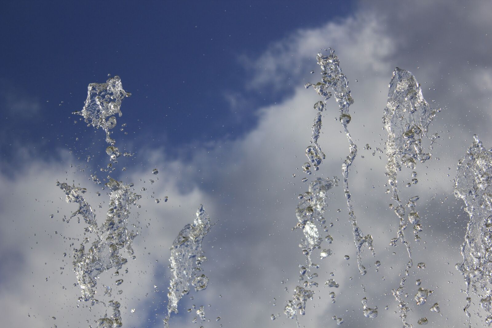 Canon EOS 550D (EOS Rebel T2i / EOS Kiss X4) sample photo. Spray, sky, water photography
