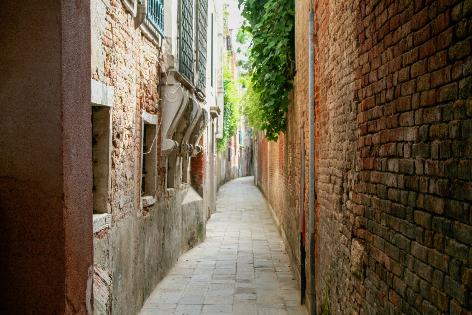 Canon EOS 350D (EOS Digital Rebel XT / EOS Kiss Digital N) sample photo. Italy, venice, side street photography