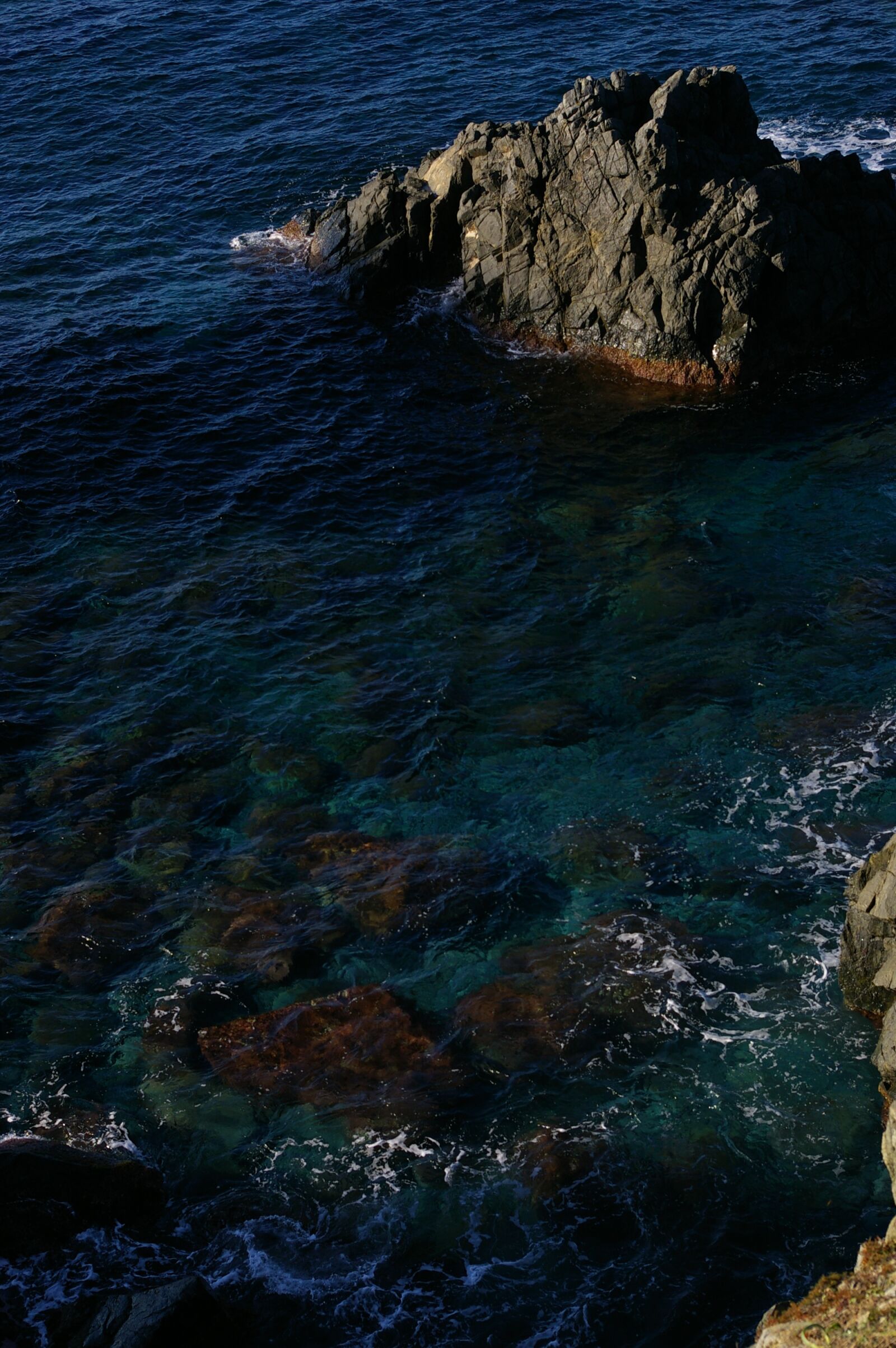 Pentax K100D sample photo. Corsican, sea, rock photography