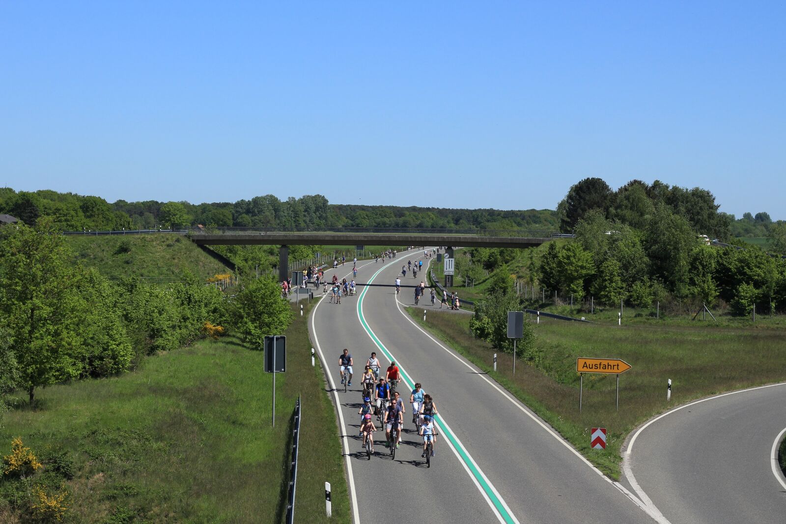 Canon EOS 700D (EOS Rebel T5i / EOS Kiss X7i) + Canon EF 50mm F1.8 STM sample photo. Movement, cycling, cyclists photography
