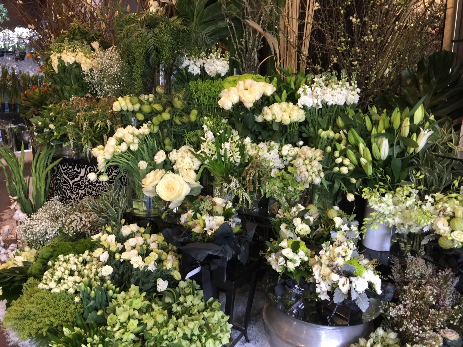 iPhone 6 Plus back camera 4.15mm f/2.2 sample photo. Floral, arrangement, white photography