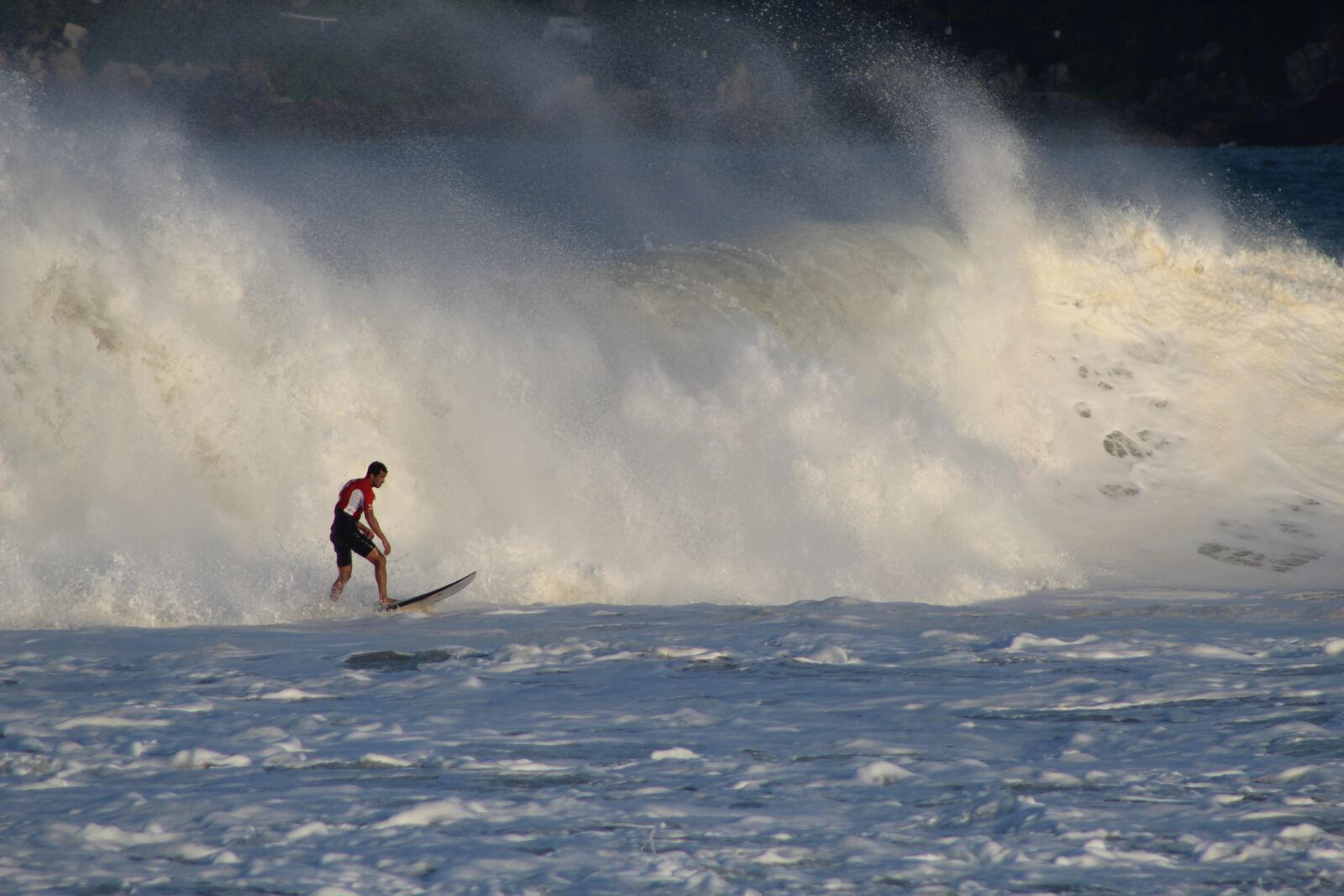 Canon EOS 1300D (EOS Rebel T6 / EOS Kiss X80) sample photo. Surf, surfer, waves photography