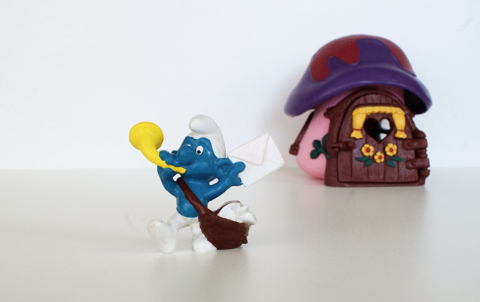 Sony DT 18-70mm F3.5-5.6 sample photo. Smurf, smurfs, postman schlumpf photography