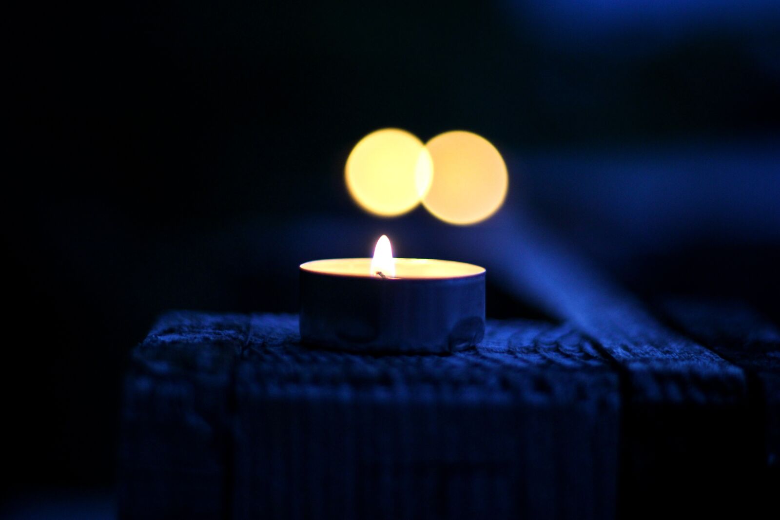 Canon EOS 100D (EOS Rebel SL1 / EOS Kiss X7) + Canon EF 50mm F1.8 STM sample photo. Lights, candle, fire photography