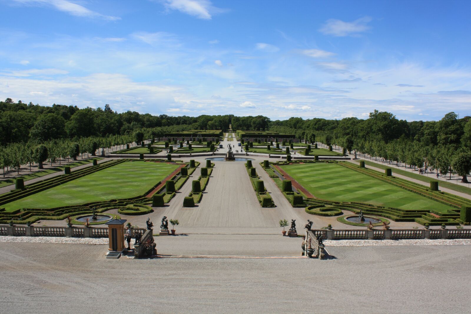 Canon EOS 450D (EOS Rebel XSi / EOS Kiss X2) sample photo. Stockholm, royal palace, garden photography