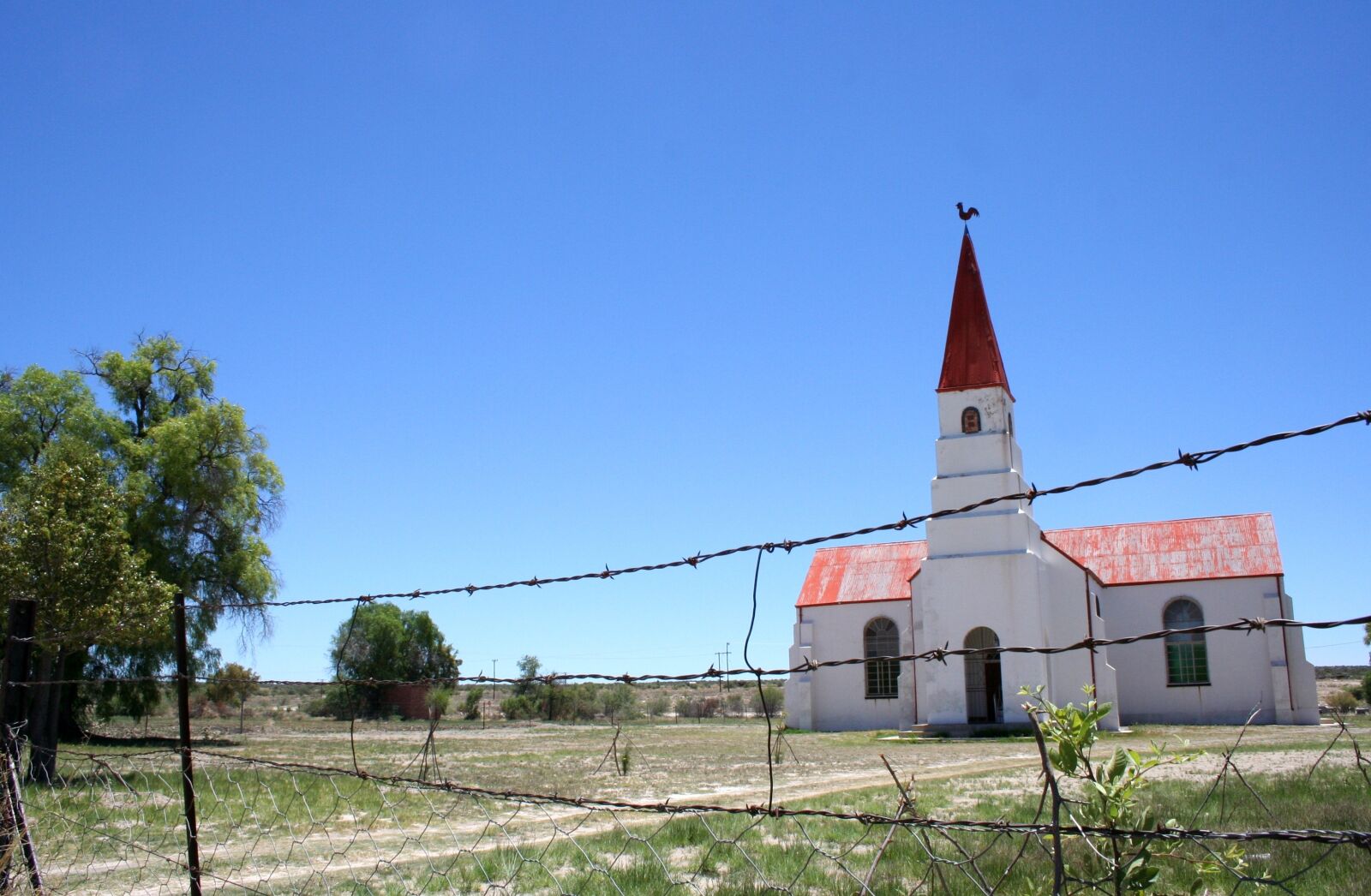 Canon EOS 350D (EOS Digital Rebel XT / EOS Kiss Digital N) sample photo. Church, barbed wire, religion photography