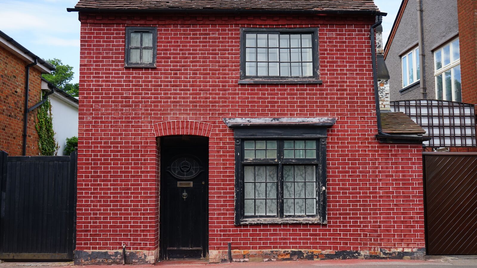 Sony MODEL-NAME + Sony FE 28-70mm F3.5-5.6 OSS sample photo. House, brick, brick house photography