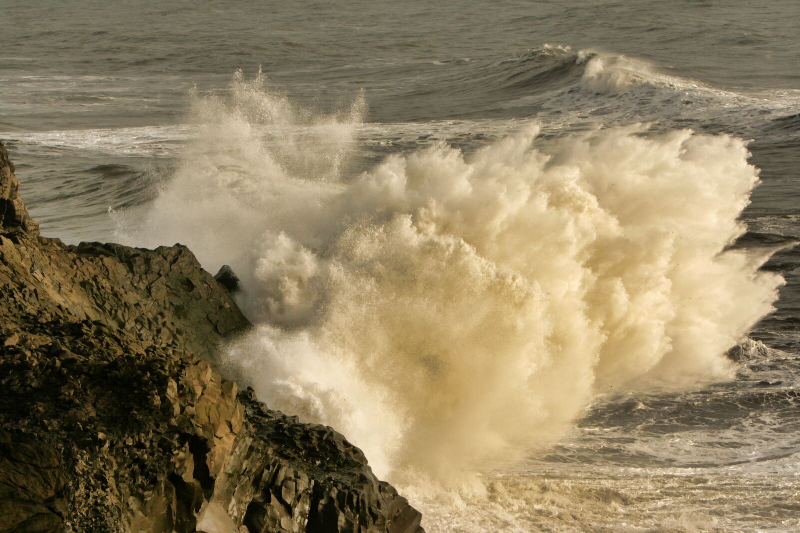 Canon EOS 400D (EOS Digital Rebel XTi / EOS Kiss Digital X) sample photo. Ocean, waves, surf photography