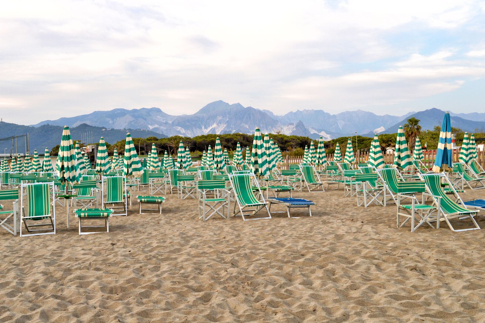 Nikon D3200 sample photo. Beach, umbrellas, chairs photography