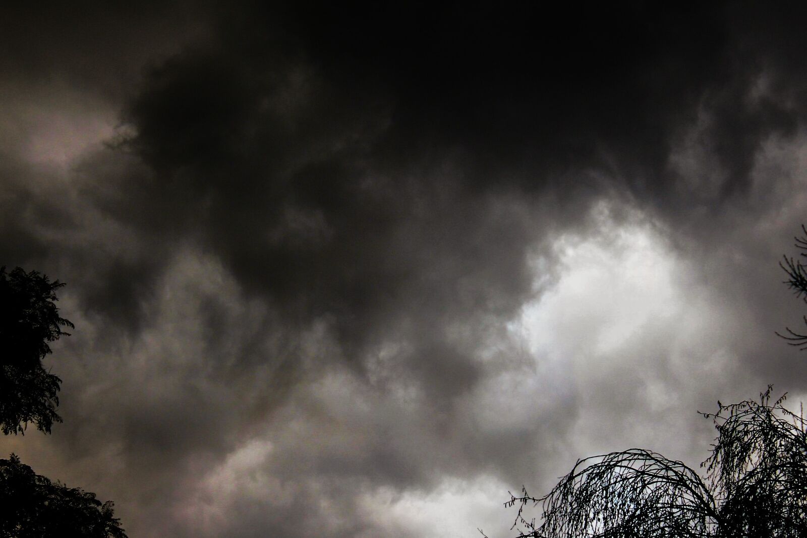 Canon EOS 550D (EOS Rebel T2i / EOS Kiss X4) sample photo. Storm, dark clouds, south photography