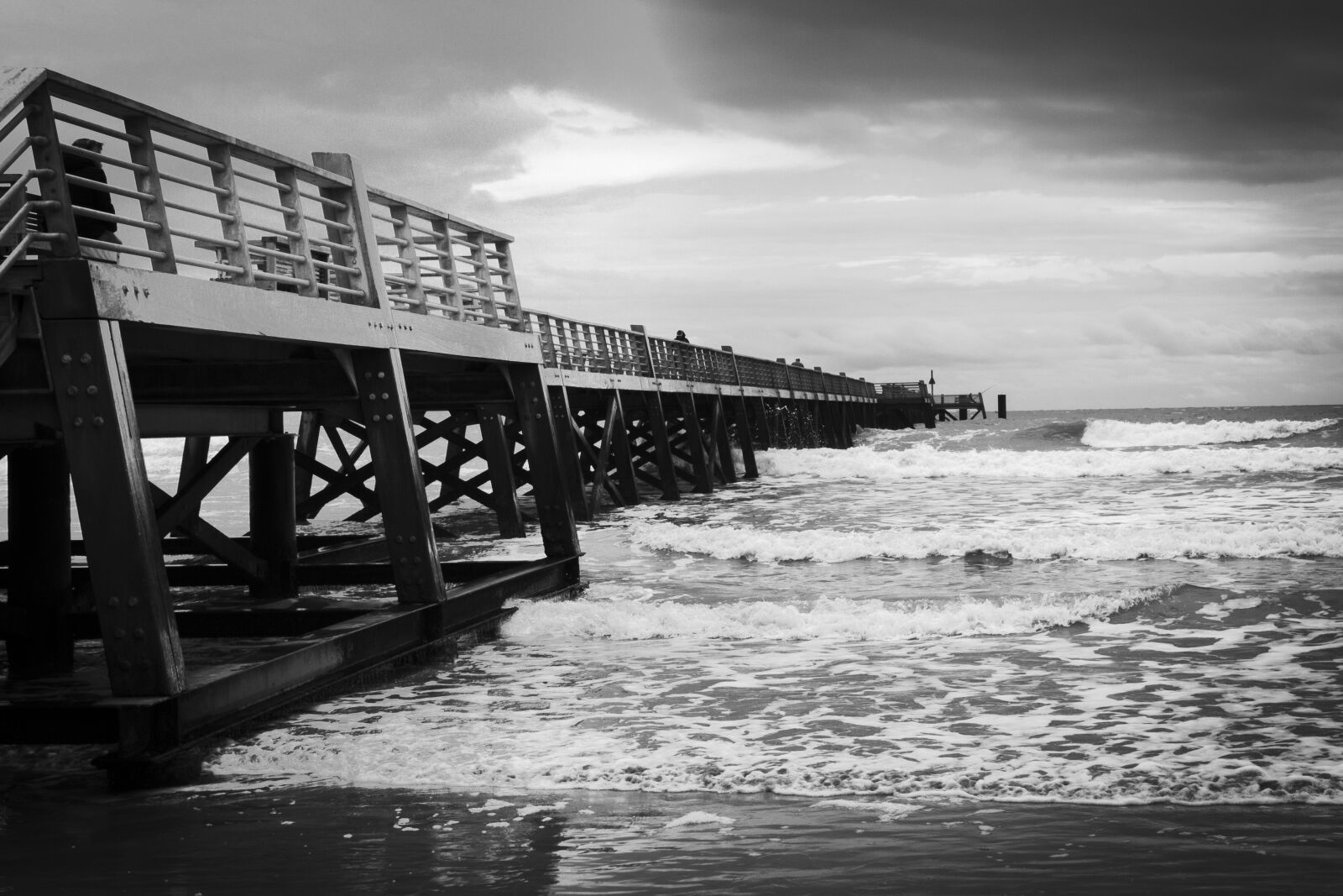 Canon EOS 550D (EOS Rebel T2i / EOS Kiss X4) sample photo. Sea, pontoon, black photography