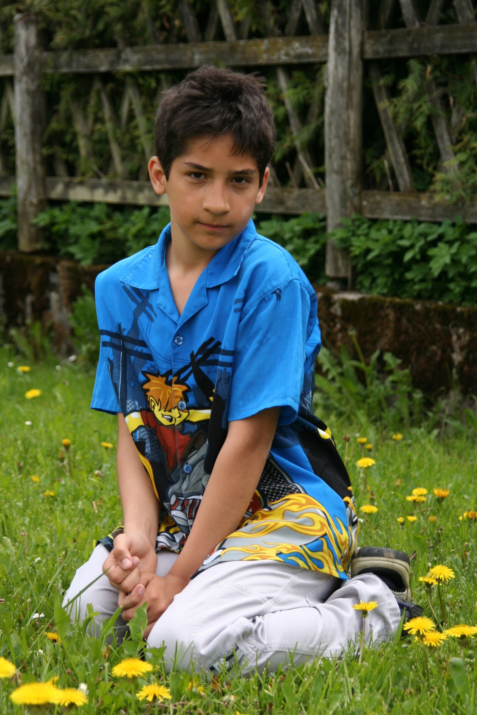 Canon EOS 350D (EOS Digital Rebel XT / EOS Kiss Digital N) sample photo. Child, boy, grass photography