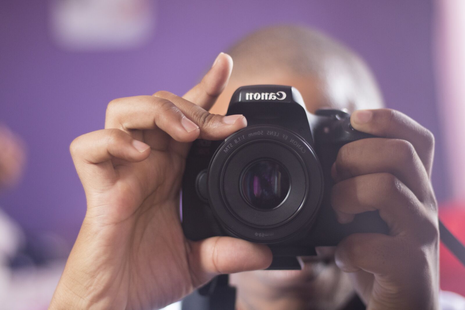 Canon EOS 750D (EOS Rebel T6i / EOS Kiss X8i) sample photo. Lens, hand, young photography