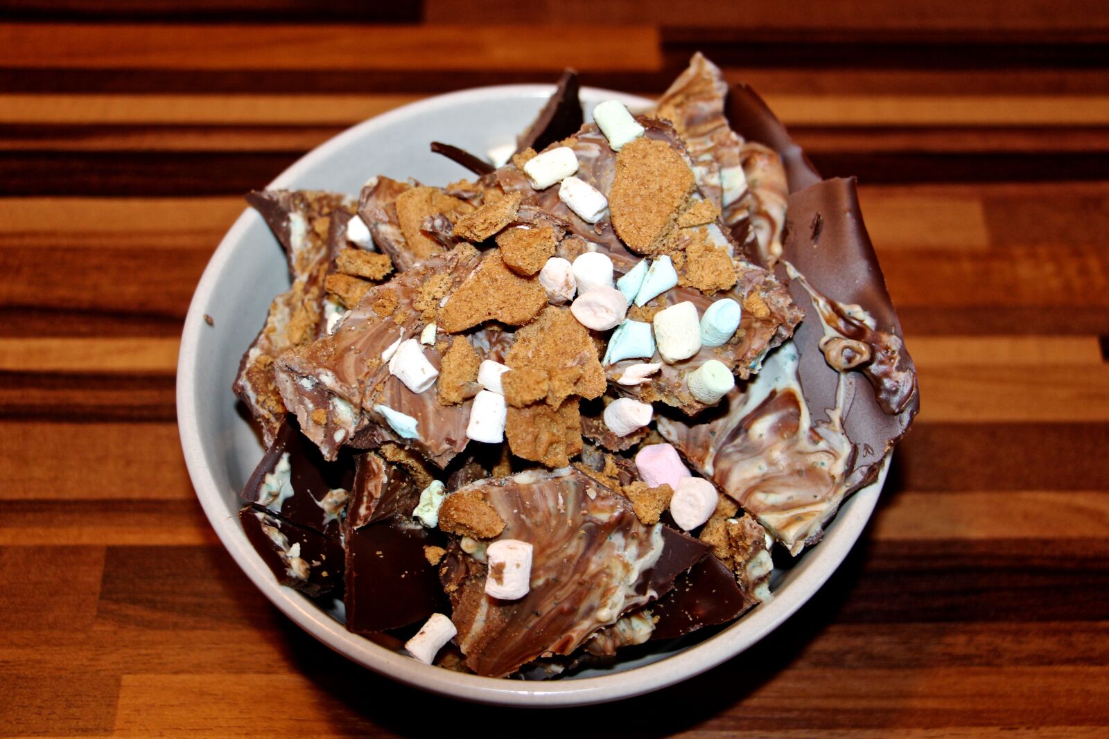 Canon EOS 700D (EOS Rebel T5i / EOS Kiss X7i) sample photo. Candy, chocolate, delicious photography