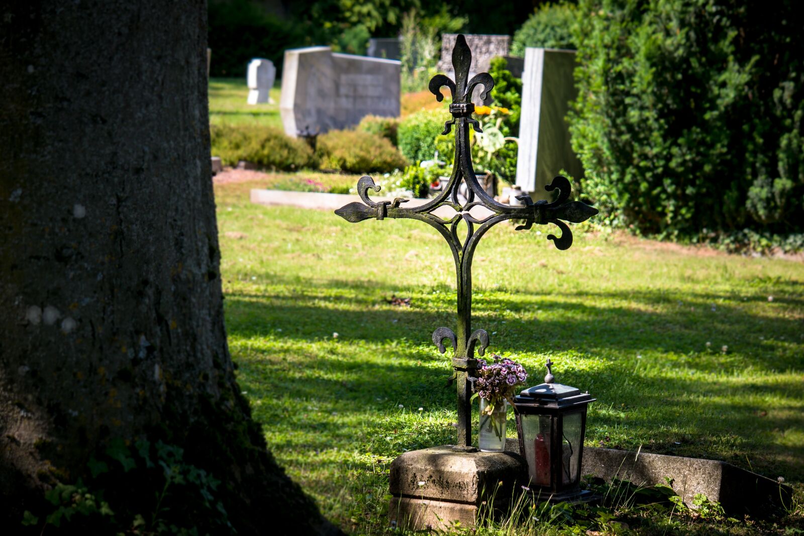 Samsung NX300M + Samsung NX 50-200mm F4-5.6 ED OIS sample photo. Cemetery, cross, grave photography