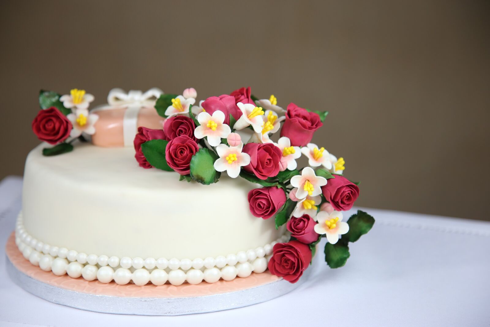 Canon EOS 6D + Canon EF 24-105mm F4L IS USM sample photo. Cakes, eating, decoration photography