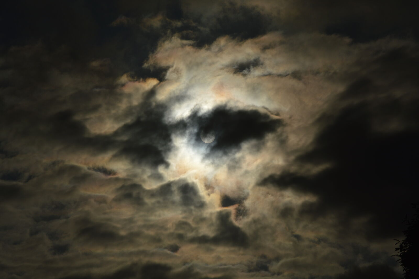 Nikon D3200 + Tamron AF 18-200mm F3.5-6.3 XR Di II LD Aspherical (IF) Macro sample photo. Cloud, darkness, evening, sun photography