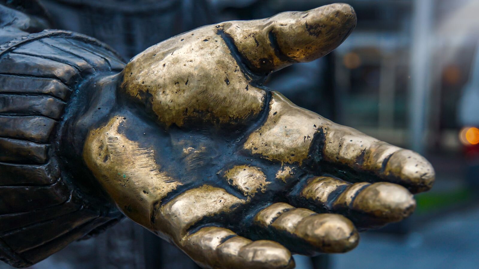 Sony SLT-A77 + DT 18-270mm F3.5-6.3 SSM sample photo. Handshake, golden, bronze photography
