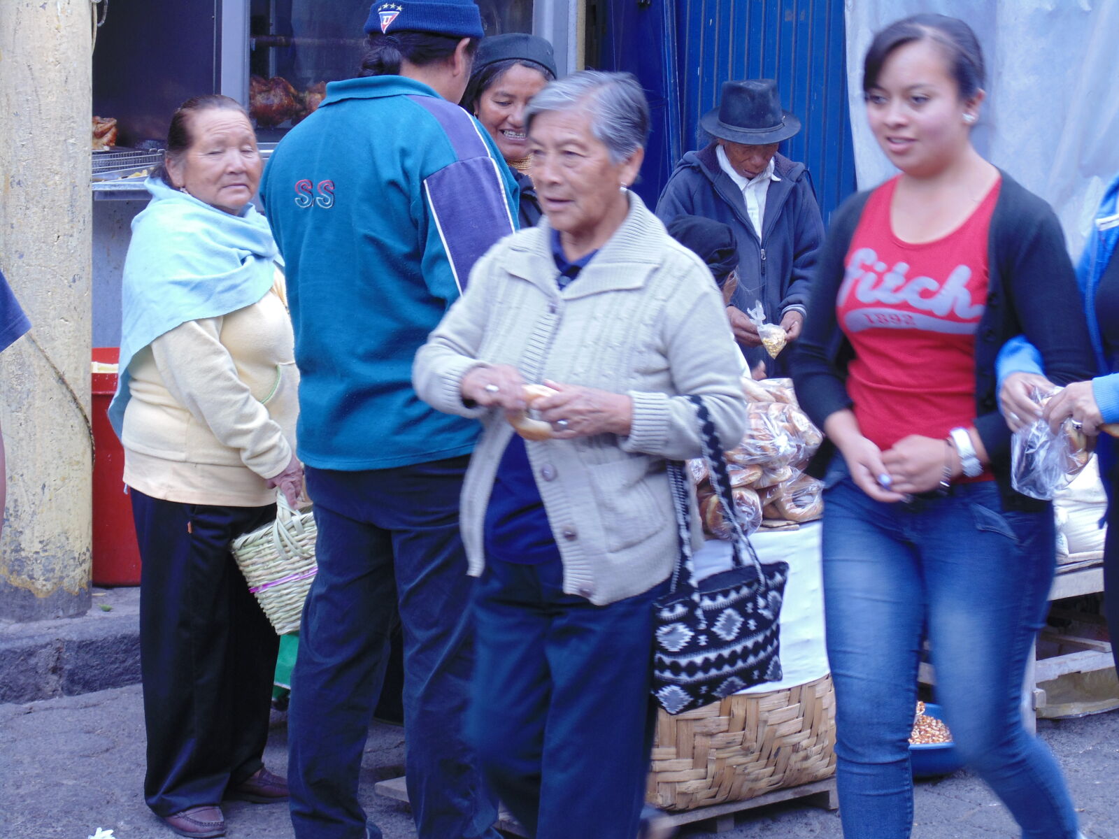 Sony Cyber-shot DSC-H200 sample photo. Market, stroll photography