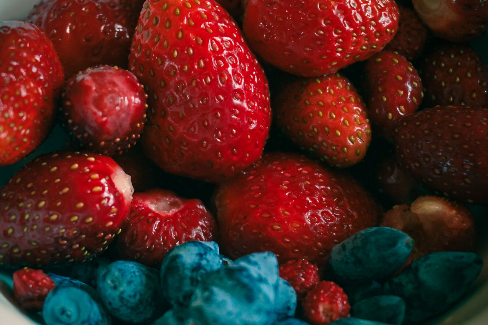 Sony E 16-50mm F3.5-5.6 PZ OSS sample photo. Berries, strawberry, summer photography
