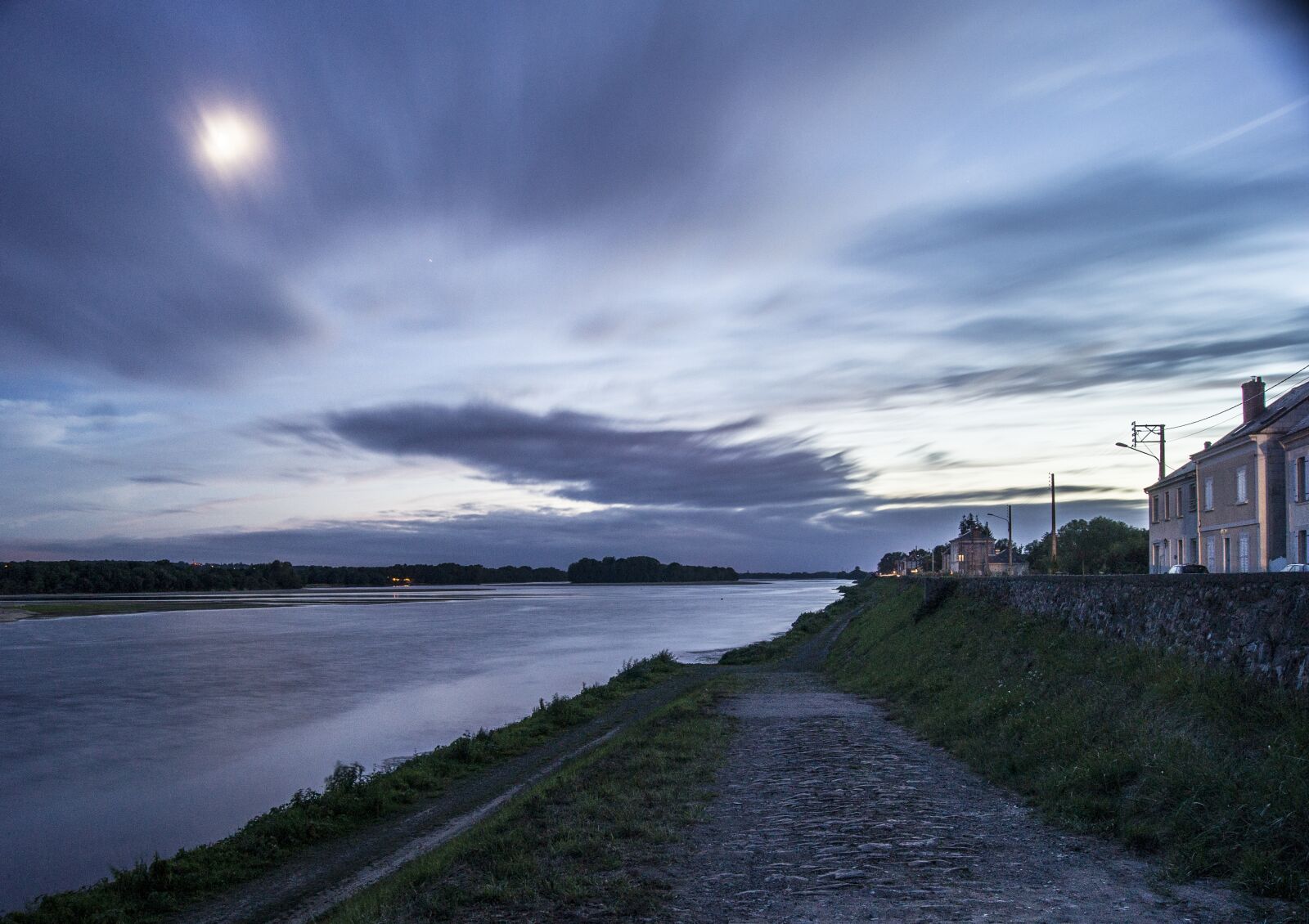 Sony Alpha DSLR-A500 sample photo. Loire, night, river photography
