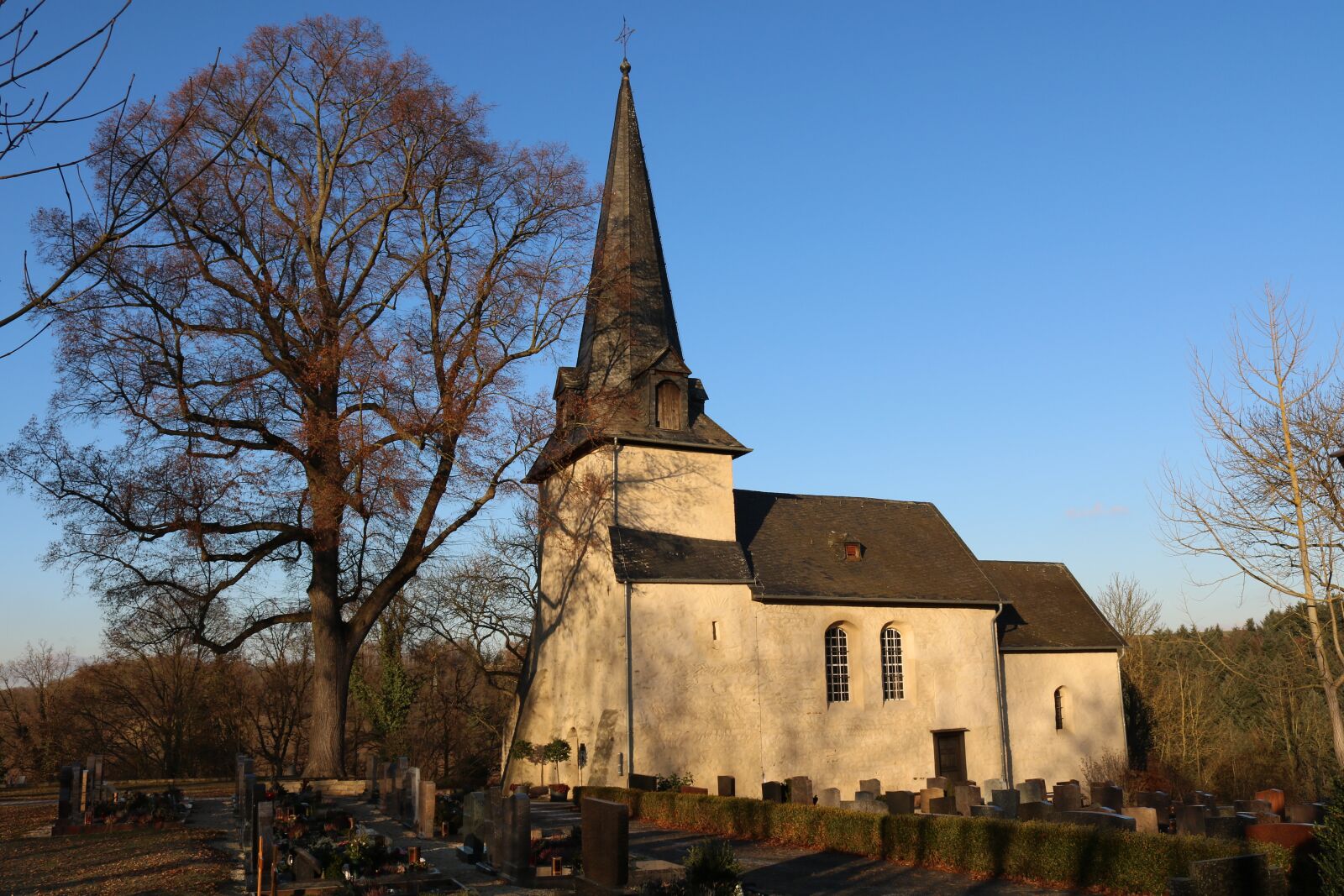 Canon EOS 750D (EOS Rebel T6i / EOS Kiss X8i) sample photo. Church, cemetery, romantic photography