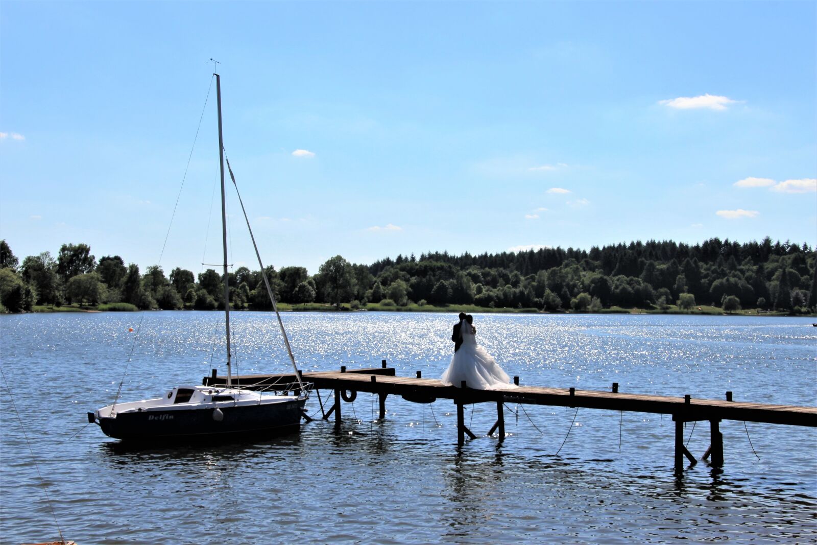 Canon EOS 700D (EOS Rebel T5i / EOS Kiss X7i) sample photo. Bride and groom, jetty photography