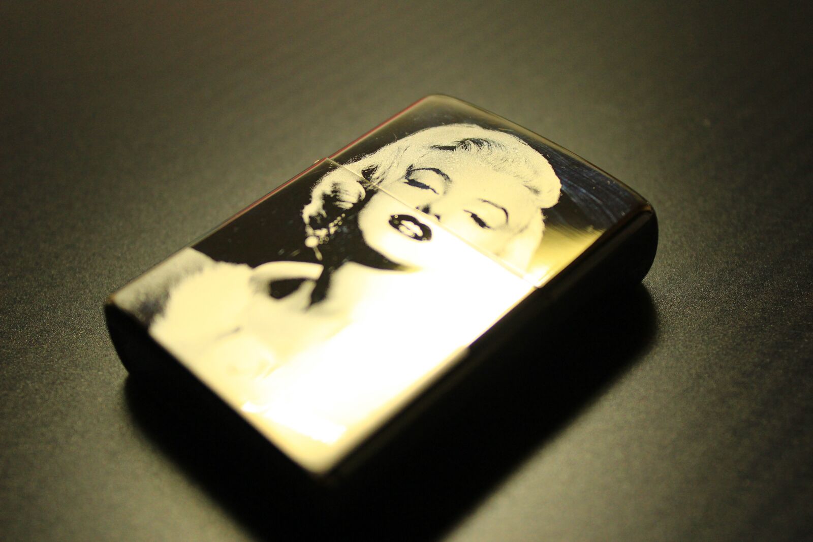 Canon EOS 600D (Rebel EOS T3i / EOS Kiss X5) sample photo. Lighter, marilyn monroe, black photography