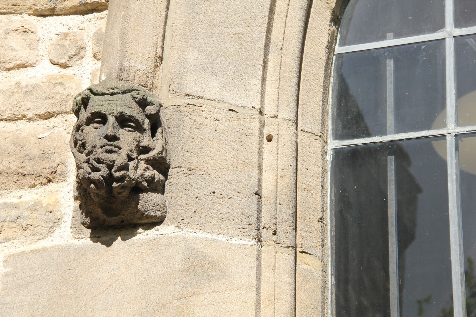 Canon EOS 550D (EOS Rebel T2i / EOS Kiss X4) sample photo. Stone, face, window photography