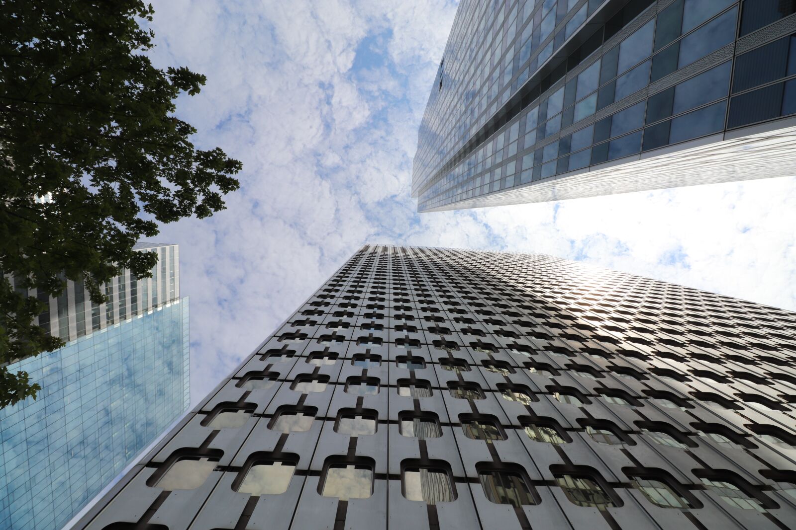 Canon EOS 800D (EOS Rebel T7i / EOS Kiss X9i) sample photo. Skyscraper tour, contemporary architecture photography