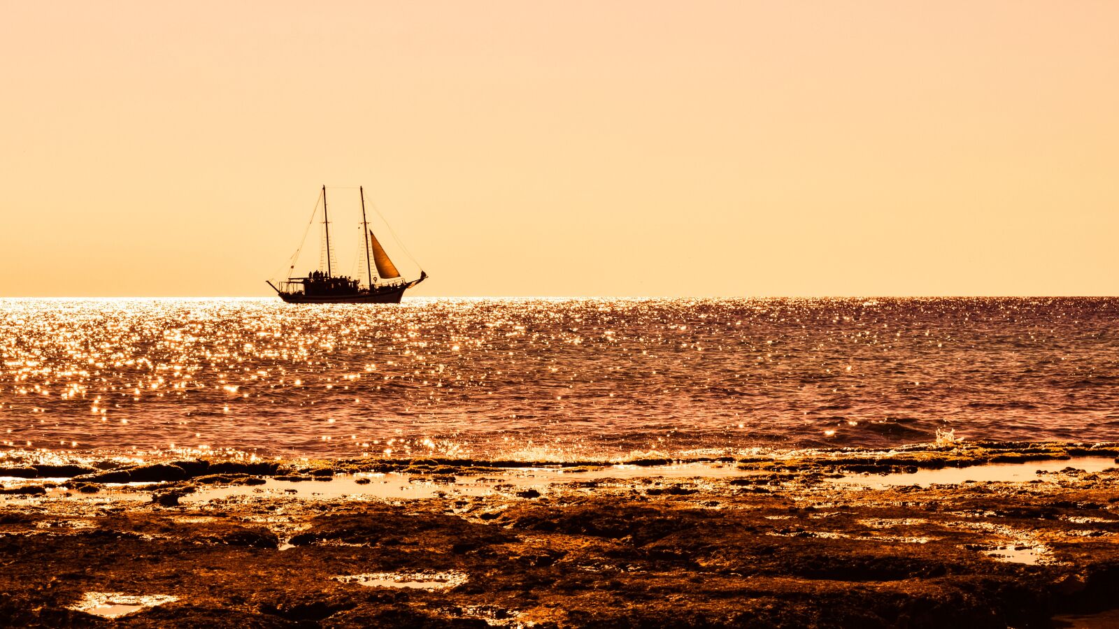 Nikon D3300 sample photo. Boat, sea, horizon photography