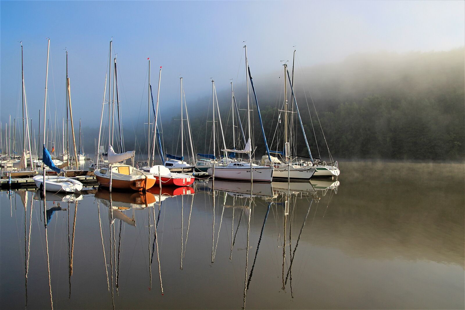 Canon EOS 700D (EOS Rebel T5i / EOS Kiss X7i) sample photo. Sailing boats, fog, water photography