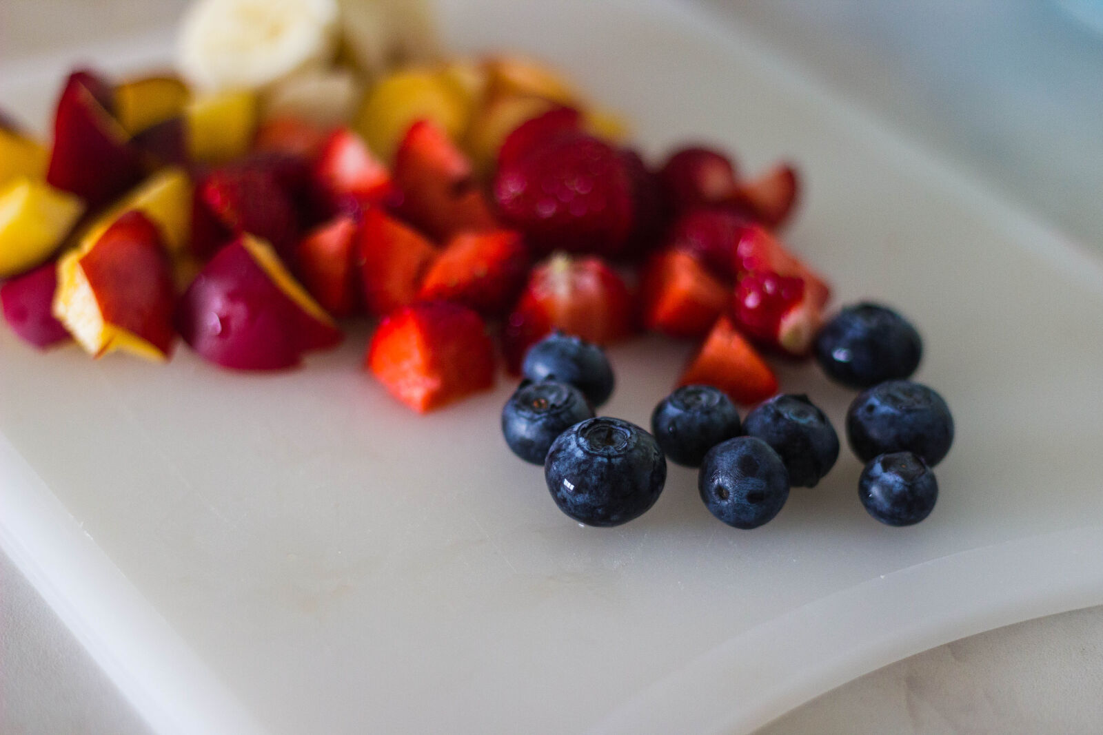 Canon EOS 600D (Rebel EOS T3i / EOS Kiss X5) + Canon EF 50mm F1.8 II sample photo. Black, berries, with, sliced photography