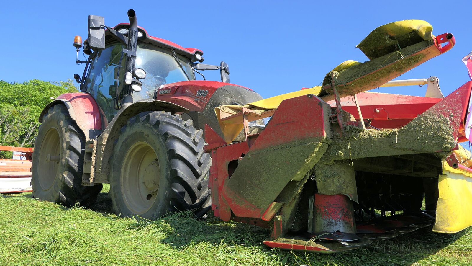 Panasonic Lumix DMC-FZ2500 (Lumix DMC-FZ2000) sample photo. Tractor, cut, grass photography