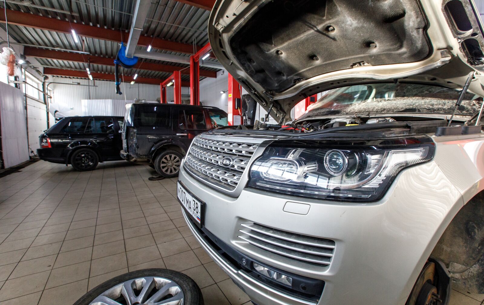 Canon EF 16-35mm F2.8L II USM sample photo. Land rover, car service photography