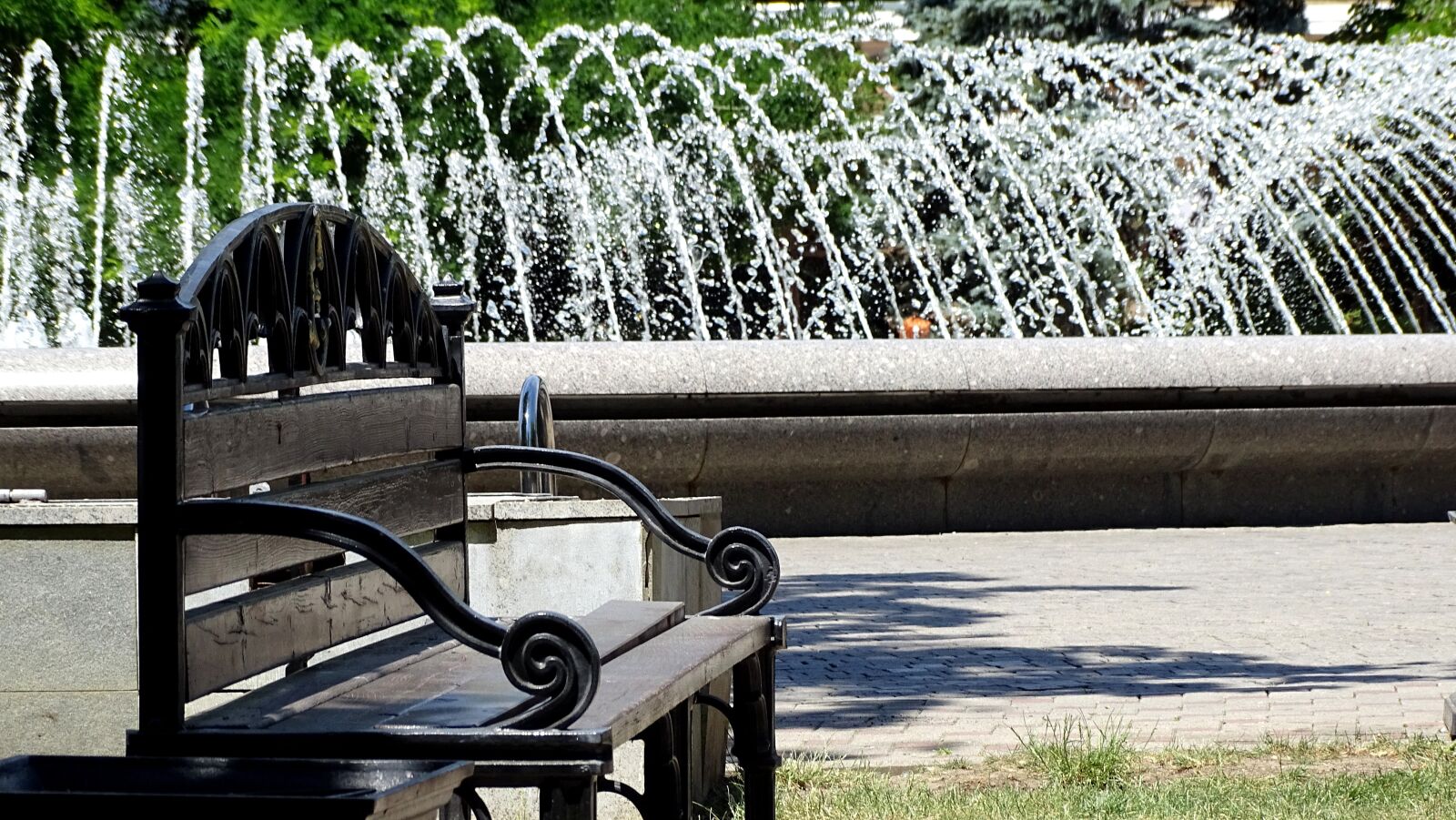 Sony DSC-HX400 sample photo. Bench, fountain, showplace photography