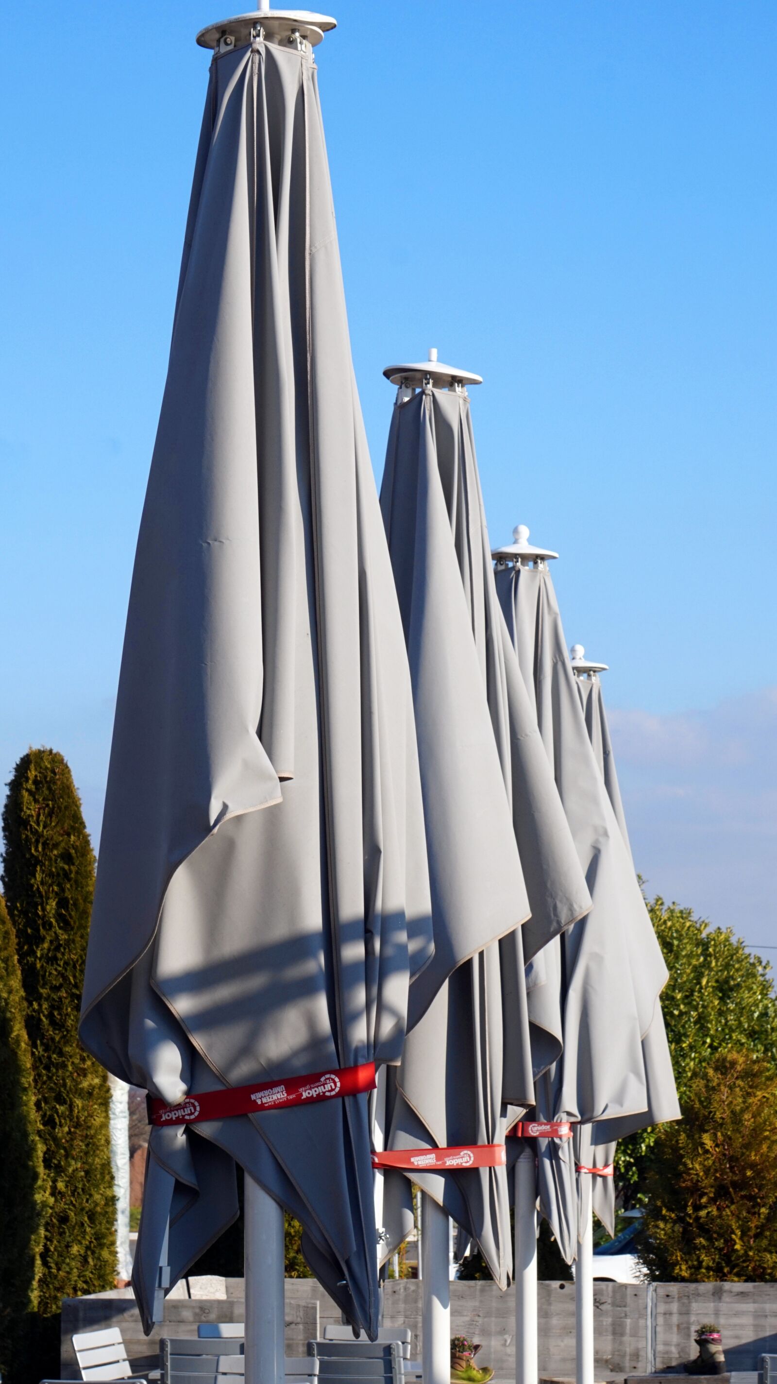 Sony Alpha a5000 (ILCE 5000) + Sony E 55-210mm F4.5-6.3 OSS sample photo. Parasols, closed, sky photography