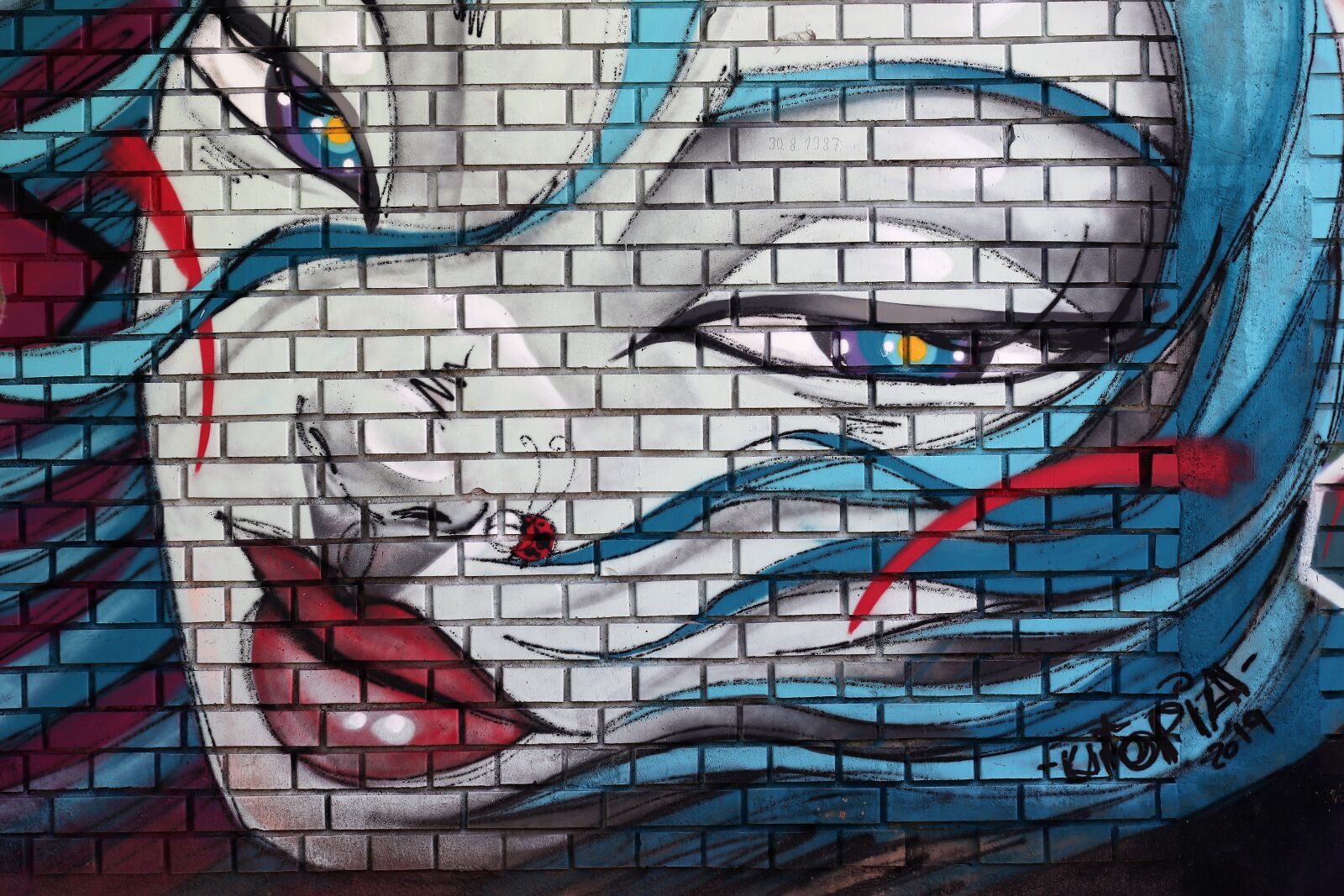 Canon EF 50mm F1.8 II sample photo. Graffiti, brick wall, girls photography