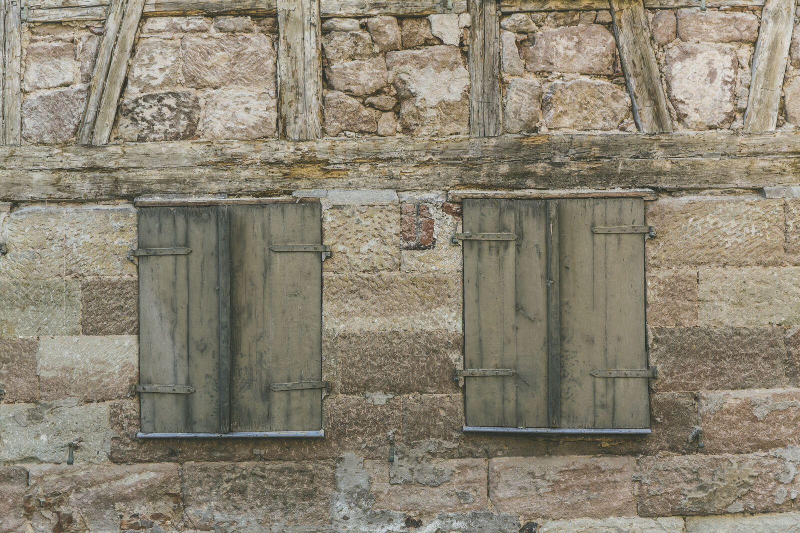 Canon EF 24-70mm F2.8L II USM sample photo. Bricks, wall, vintage, windows photography