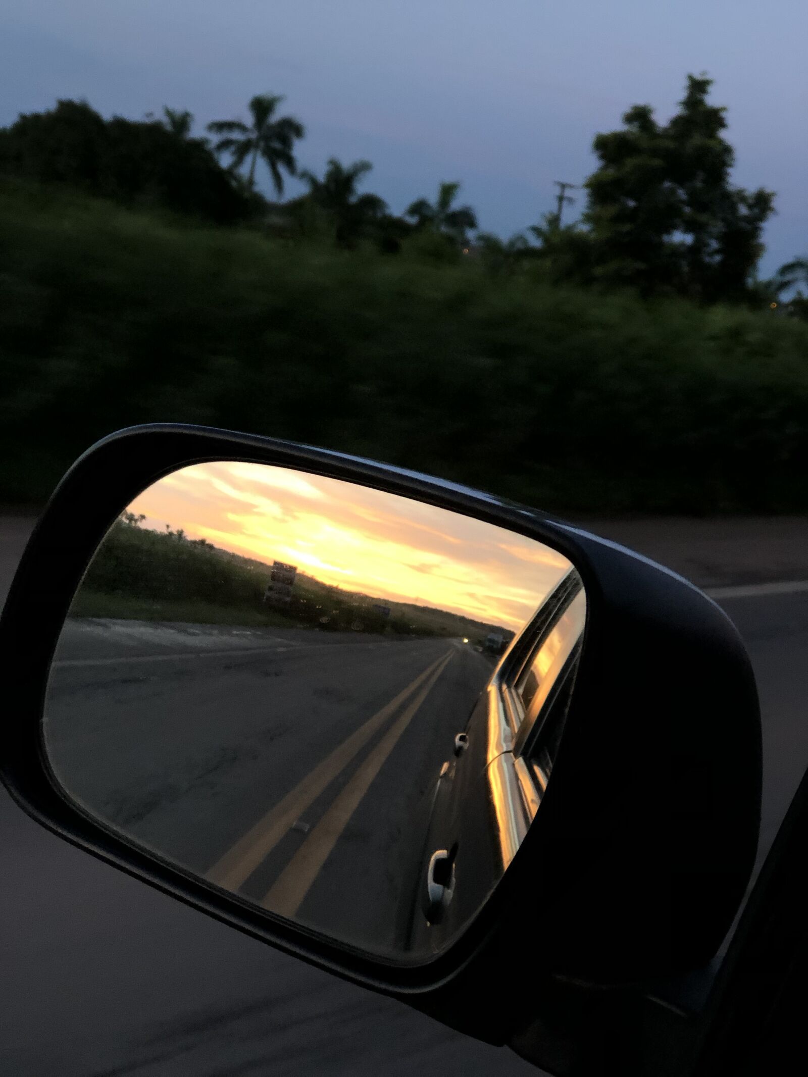 iPhone 8 Plus back dual camera 6.6mm f/2.8 sample photo. Estrada, sol, carro photography