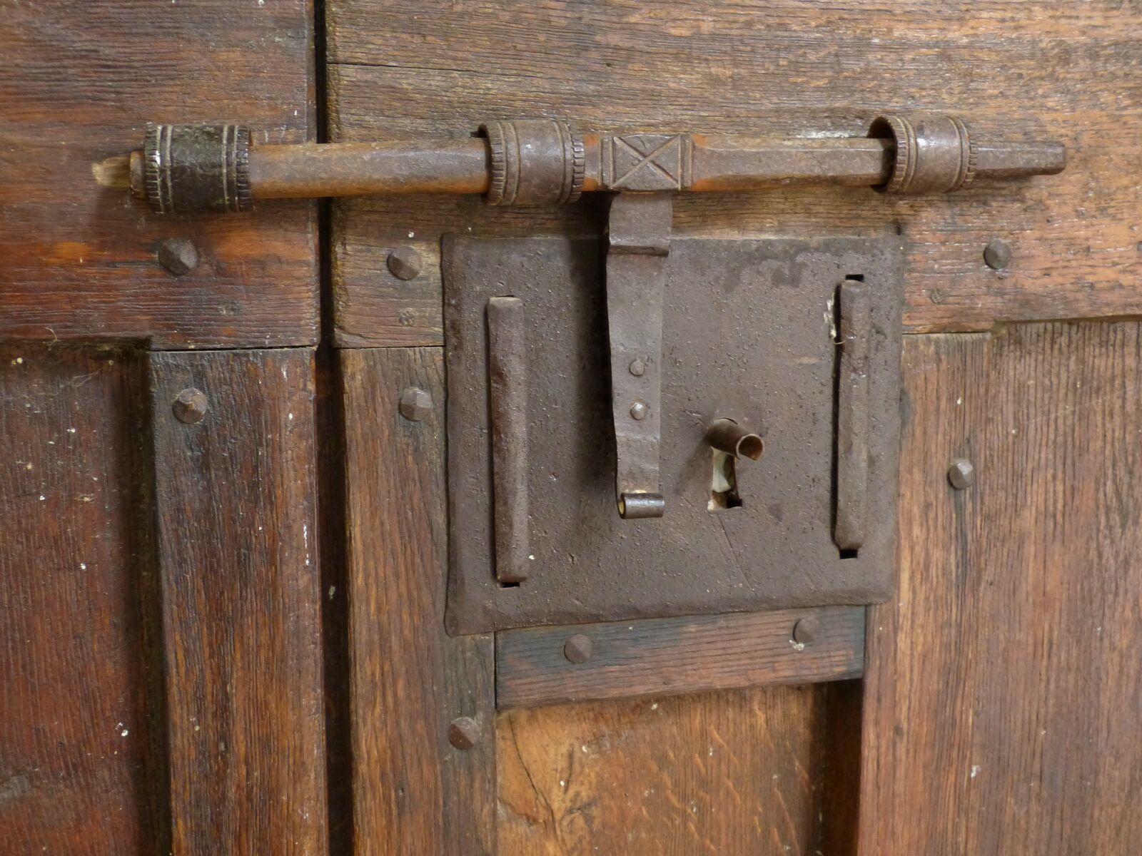 Panasonic Lumix DMC-FZ150 sample photo. Door, goal, wood photography