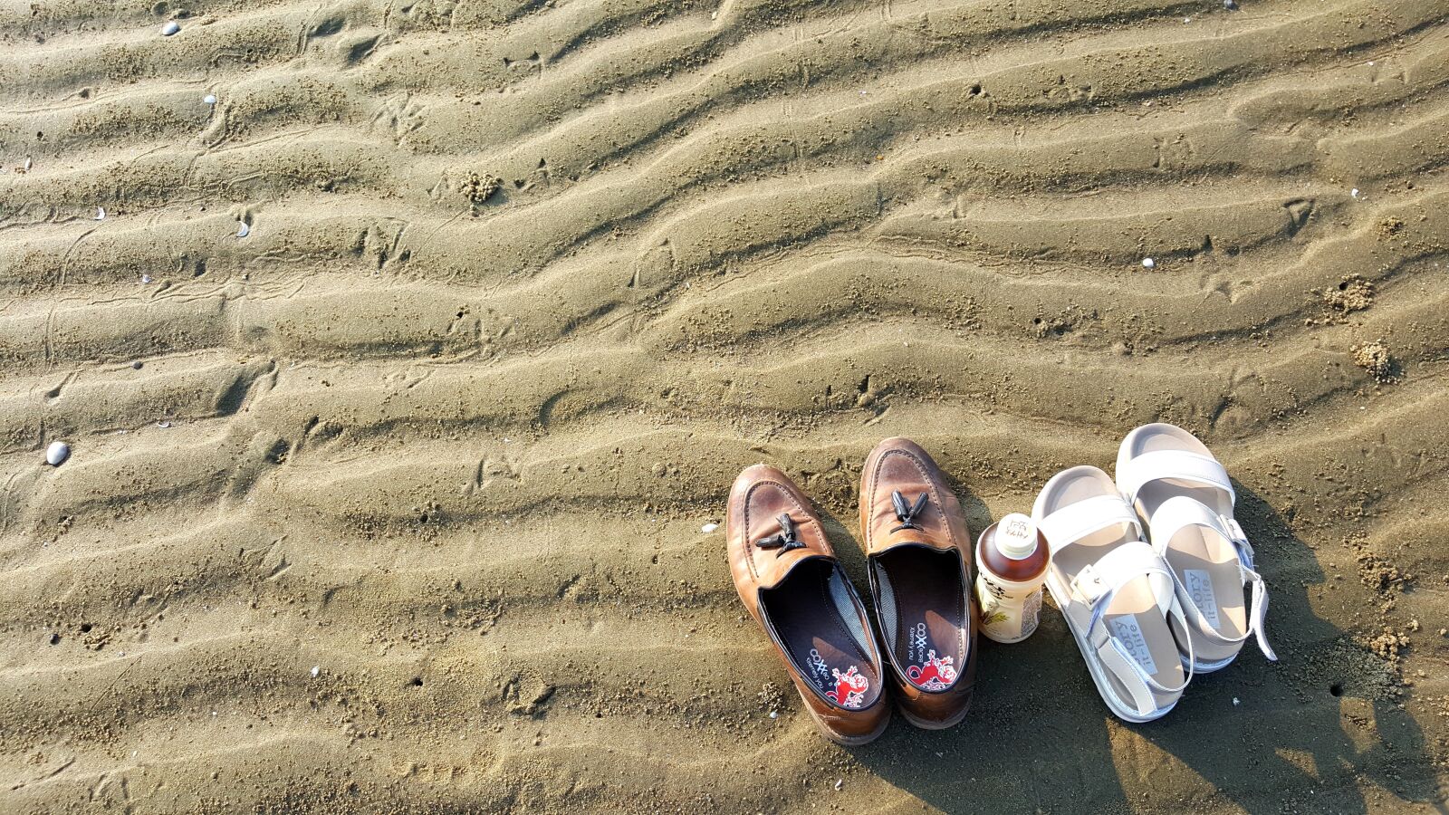 Samsung Galaxy Note5 sample photo. Bathing beach, sea, shoes photography