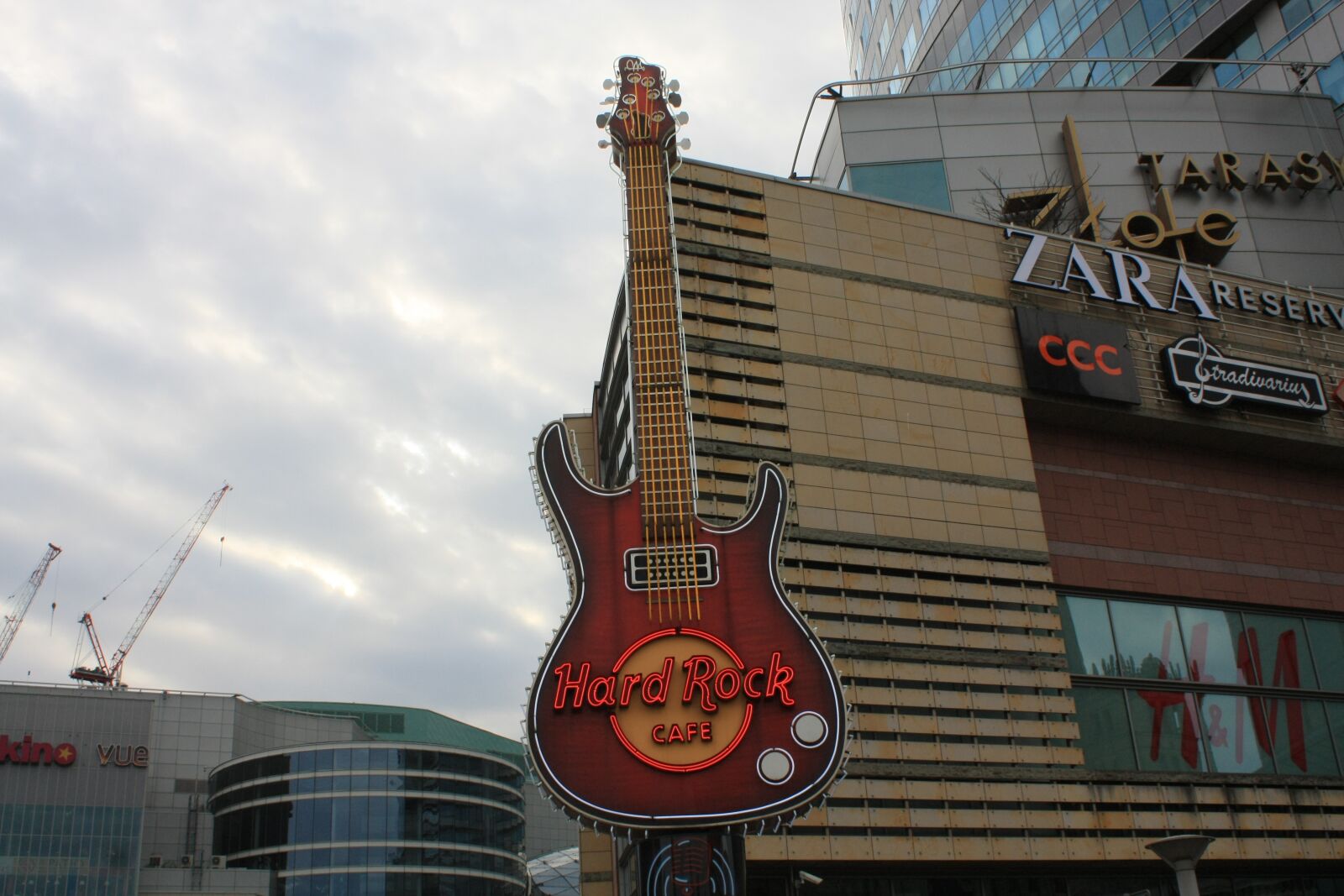 Canon EOS 450D (EOS Rebel XSi / EOS Kiss X2) sample photo. Guitar, rock cafe, restaurant photography