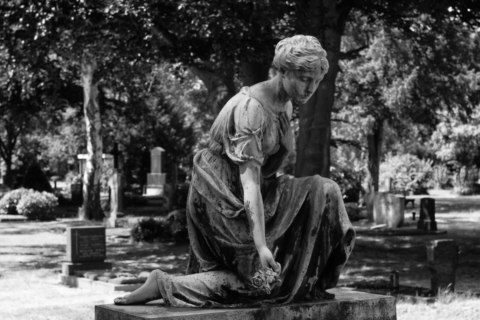 Canon EOS 600D (Rebel EOS T3i / EOS Kiss X5) sample photo. Tomb art, cemetery, black photography