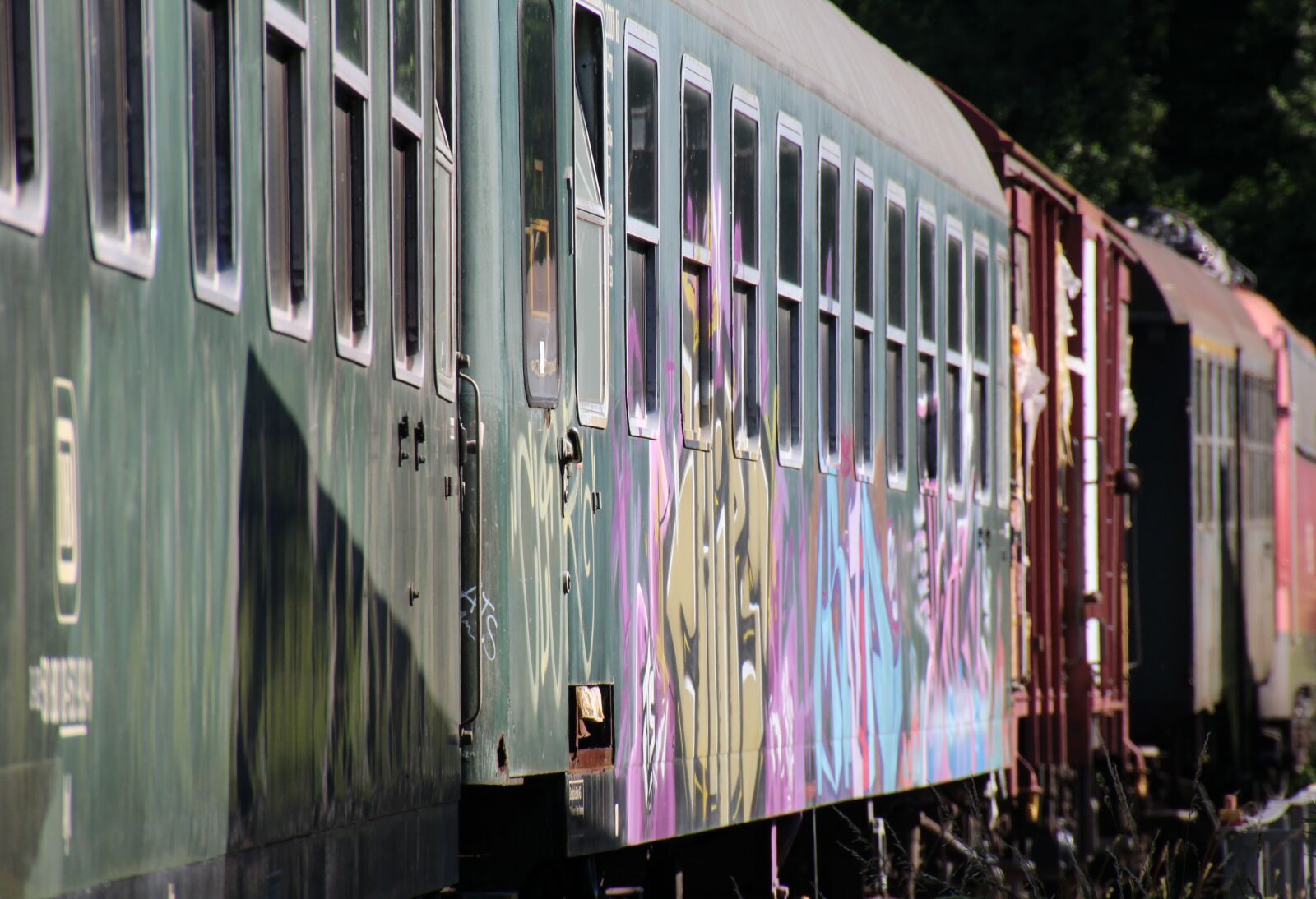 Canon EOS 1200D (EOS Rebel T5 / EOS Kiss X70 / EOS Hi) sample photo. Railway, wagon, grafitti photography