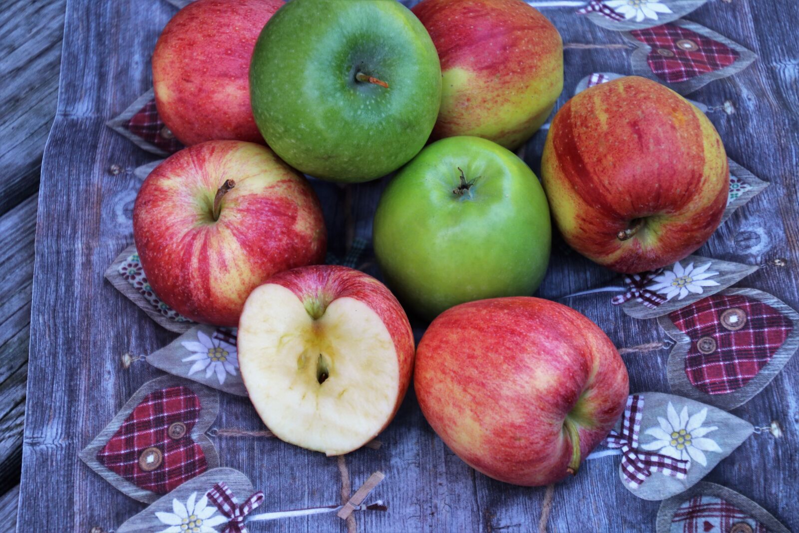 Canon EOS 80D sample photo. Apples, mature, autumn photography