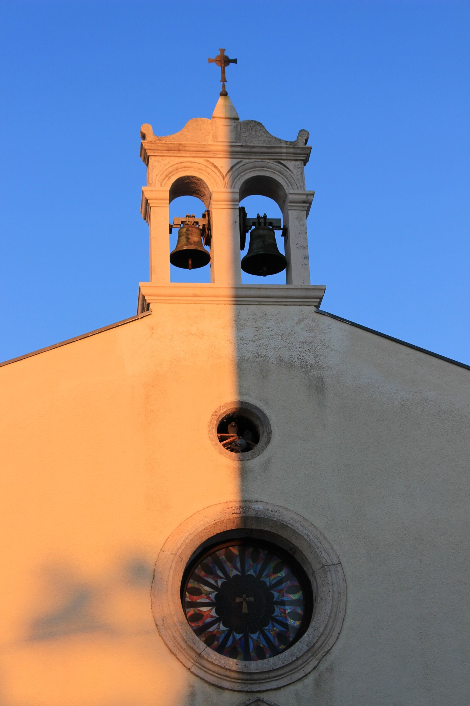 Canon EOS 600D (Rebel EOS T3i / EOS Kiss X5) sample photo. Light and shadow, church photography