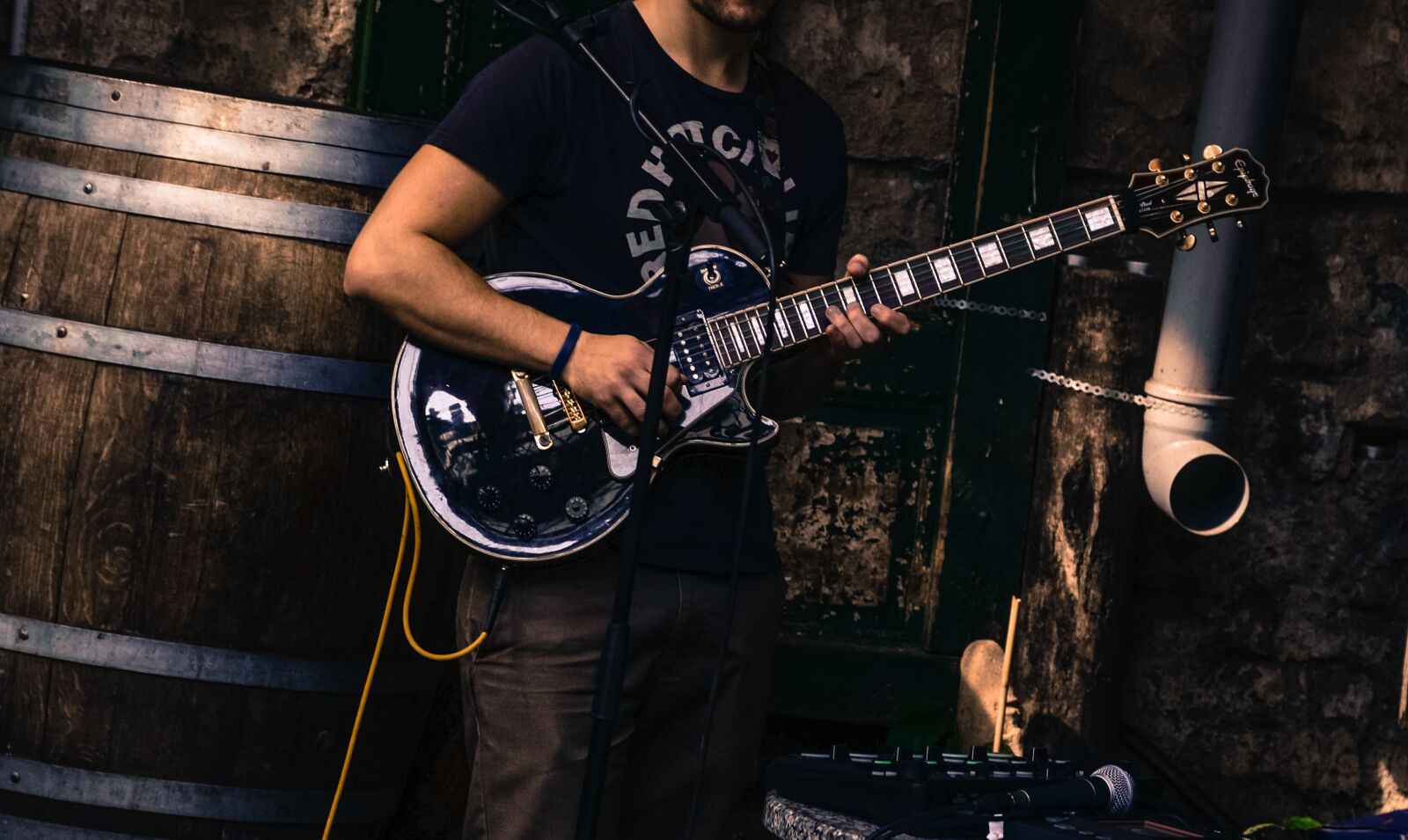 Nikon D610 sample photo. Guitar player, street, busker photography