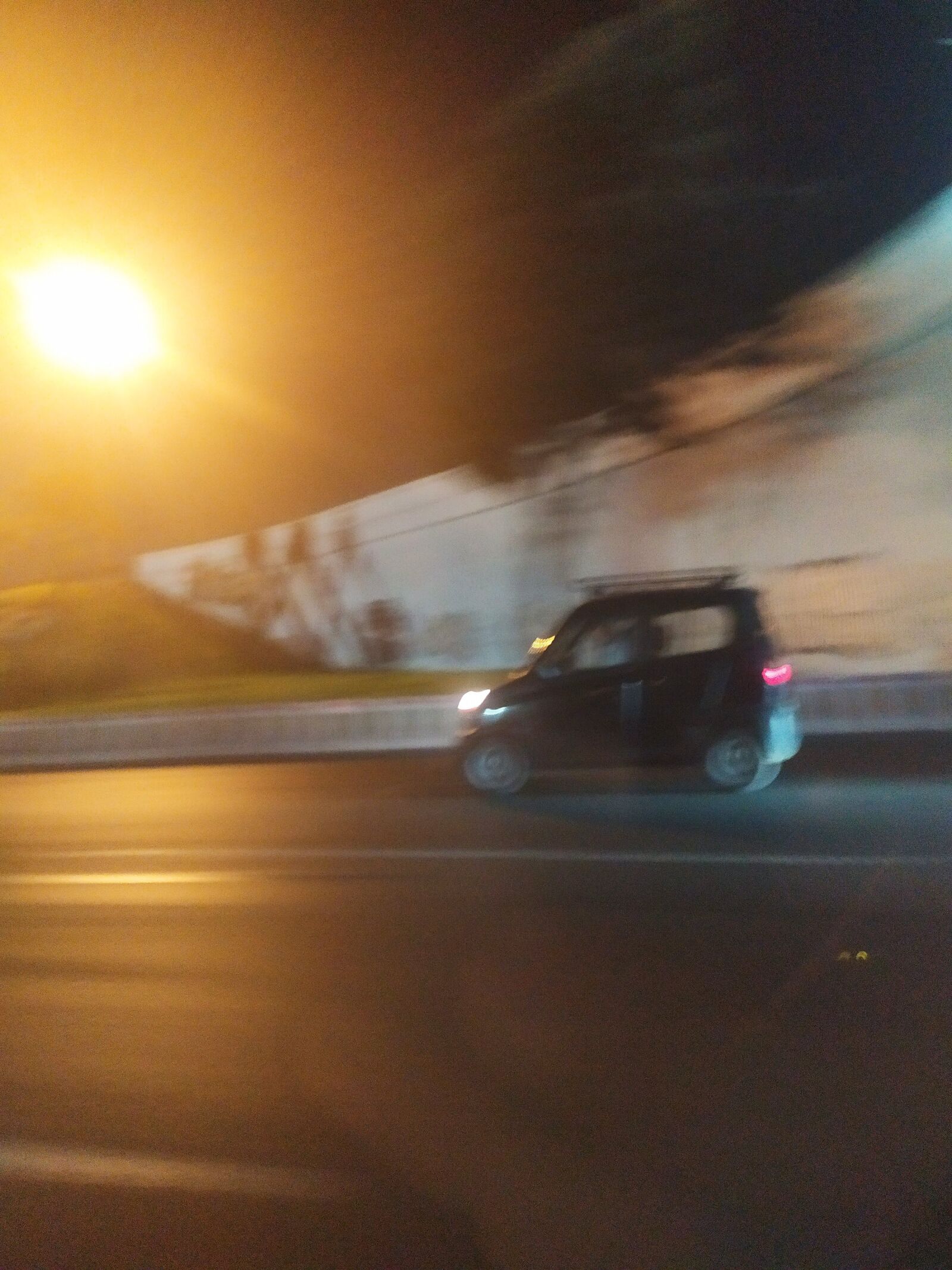 Xiaomi Redmi Note 7 sample photo. Car, night, flare photography