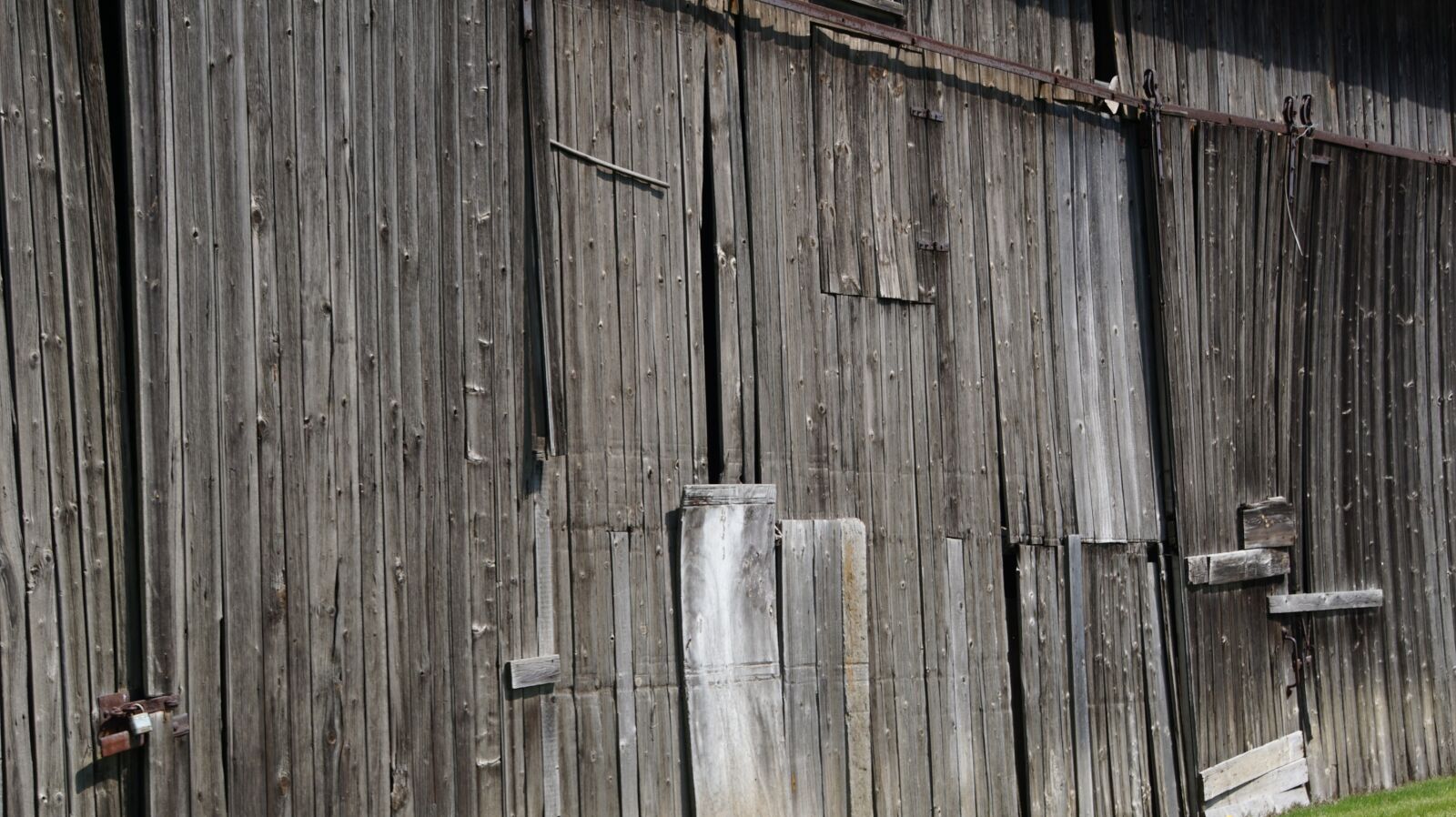 Sony ILCA-77M2 + DT 18-270mm F3.5-6.3 SSM sample photo. Barn, old, scale photography